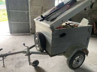 Remolque con tapa y rueda de repuesto
