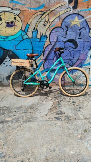 Bicicleta urbana color mint con cesta