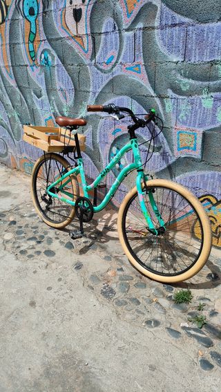 Bicicleta urbana color mint con cesta