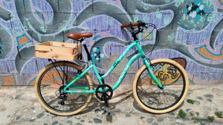 Bicicleta urbana color mint con cesta