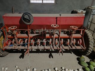 Sembradora de cereal roja