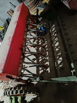 Sembradora de cereal roja