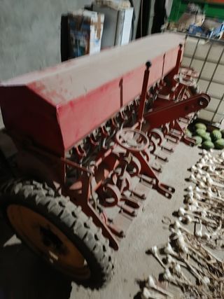 Sembradora de cereal roja