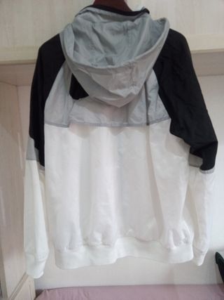 Chubasquero Nike gris y blanco