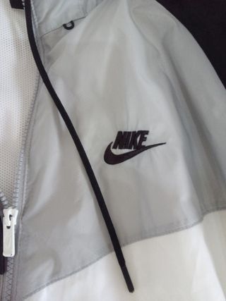 Chubasquero Nike gris y blanco