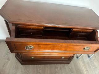 Cómoda de madera marrón