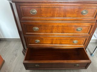 Cómoda de madera marrón