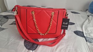 Bolso rojo con cadena dorada