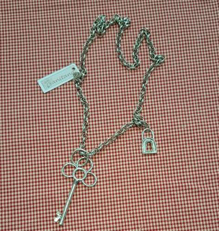 Collar plateado con llave y candado