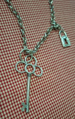 Collar plateado con llave y candado