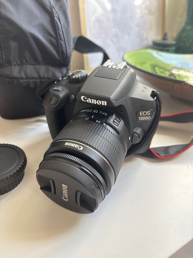Cámara Canon EOS 1300D con bolso