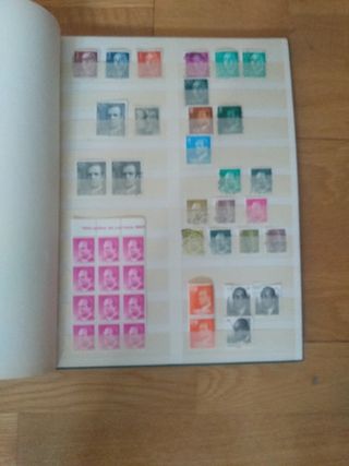 Álbum de sellos verde con borde dorado