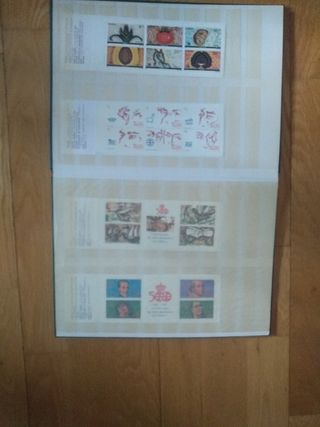 Álbum de sellos verde con borde dorado