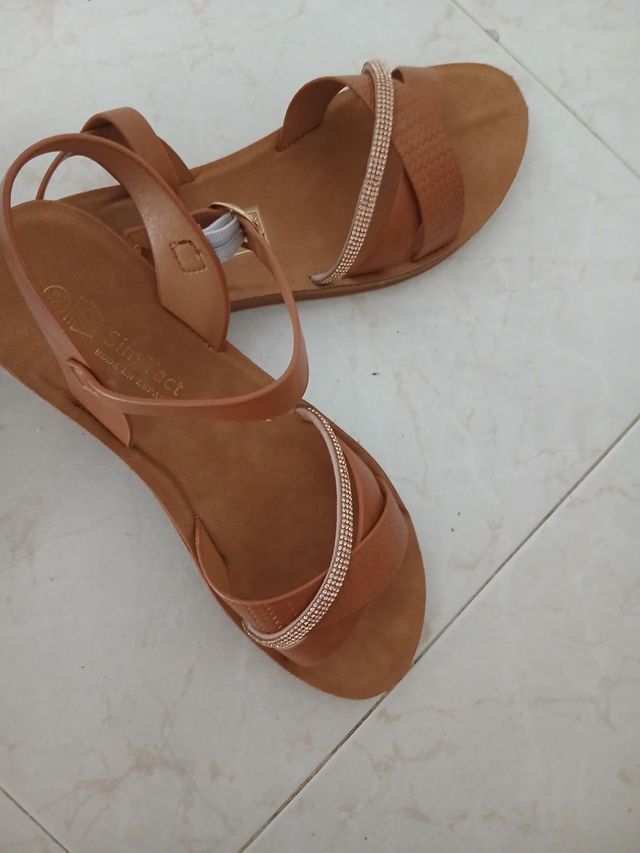 Sandalias planas marrones talla 38 Nueva. 