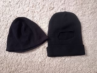 Pasamontañas y gorro negros