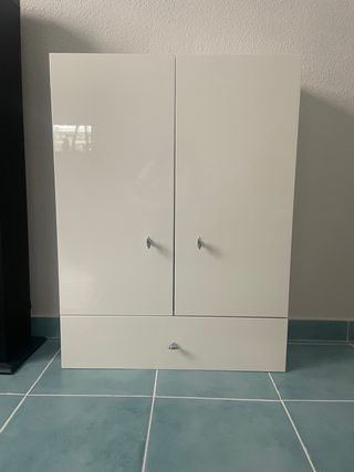 Mueble de baño blanco con cajón