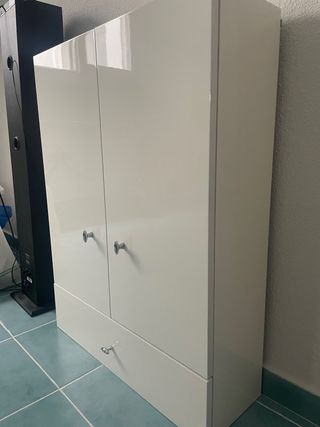 Mueble de baño blanco con cajón