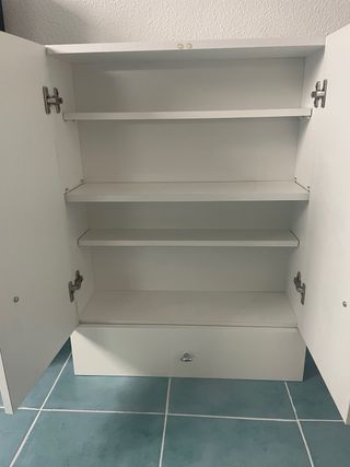 Mueble de baño blanco con cajón