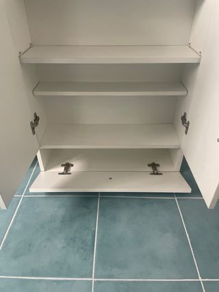 Mueble de baño blanco con cajón