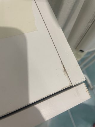 Mueble de baño blanco con cajón