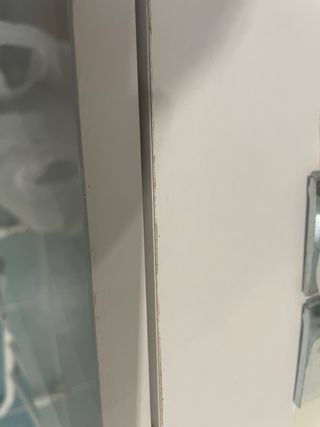 Mueble de baño blanco con cajón