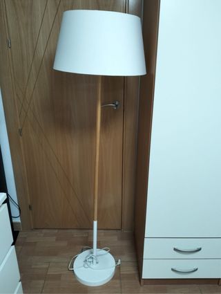 Lámpara de pie madera y blanco
