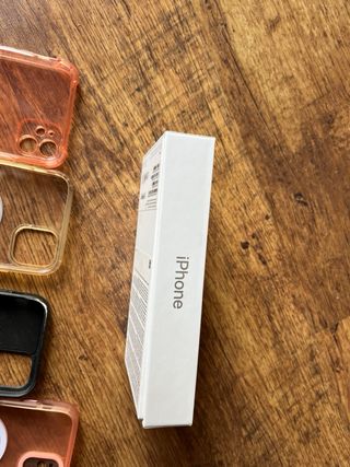 Caja iPhone 11 Blanco + 7 Fundas