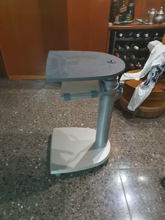 Tavolo TV regolabile in altezza