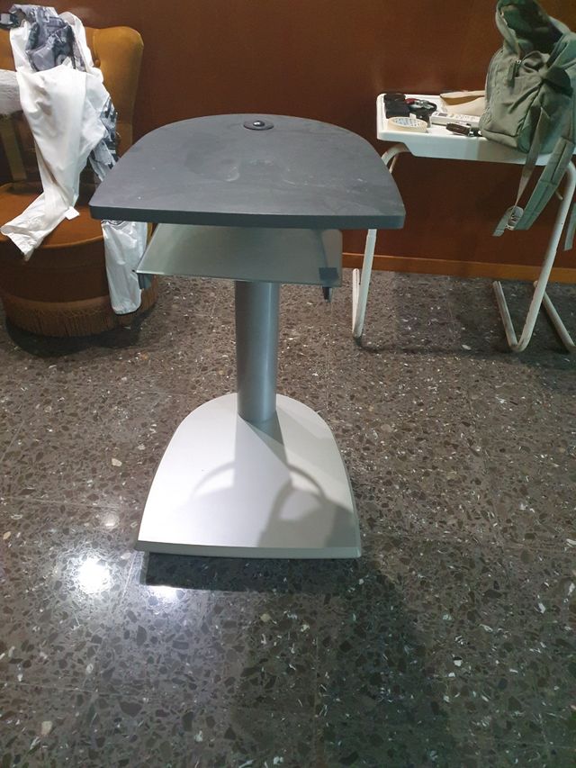 Tavolo TV regolabile in altezza