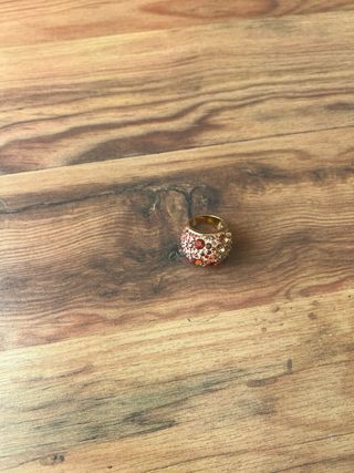 Anillo Swarovski Dorado con Cristales Rojos