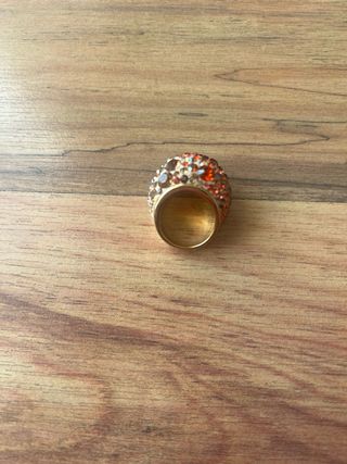 Anillo Swarovski Dorado con Cristales Rojos