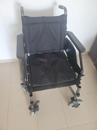 Silla de ruedas en buen estado sin posa pies