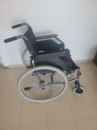 Silla de ruedas en buen estado sin posa pies