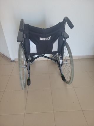 Silla de ruedas en buen estado sin posa pies