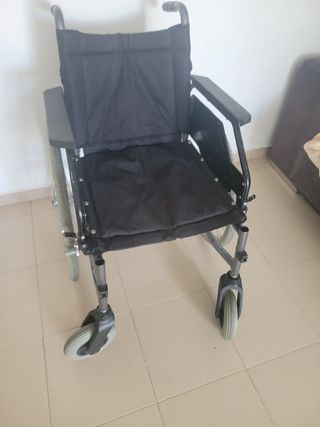 Silla de ruedas en buen estado sin posa pies