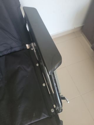 Silla de ruedas en buen estado sin posa pies