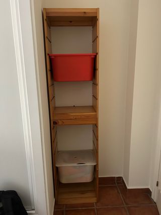 Estantería de madera con cubos de almacenaje