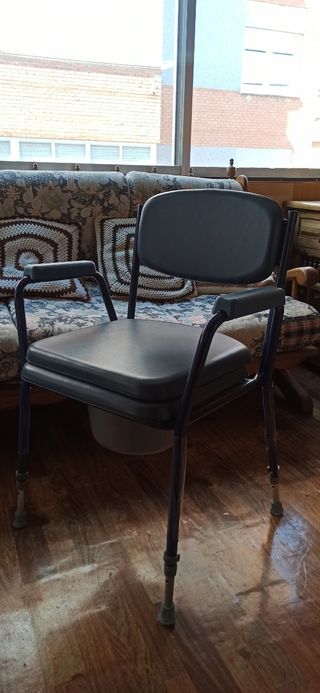 Se vende silla de baño, con recipiente