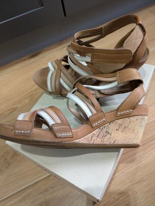 Sandalias Clarks cuña Rusty Free T-078