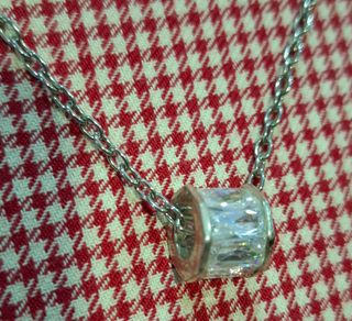 Colgante plateado con cristal