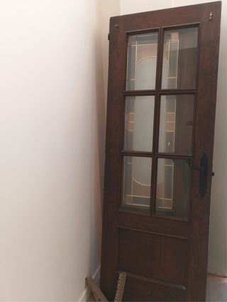 Puerta de madera con cristal