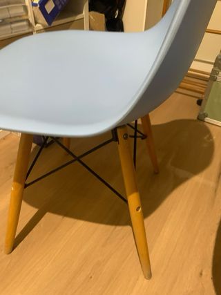 Silla infantil azul y madera
