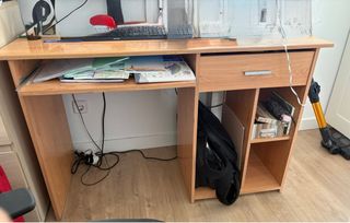 Escritorio de madera con cajón y estanterías
