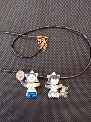 Collar con 2 colgantes de niños y osito