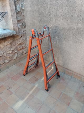 Escalera plegable naranja