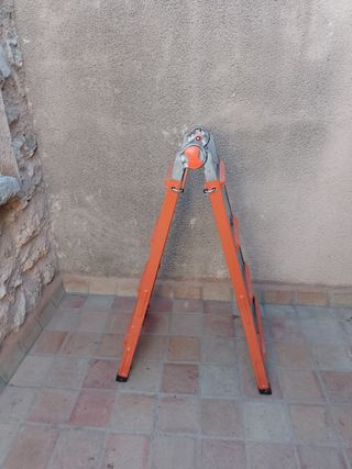 Escalera plegable naranja
