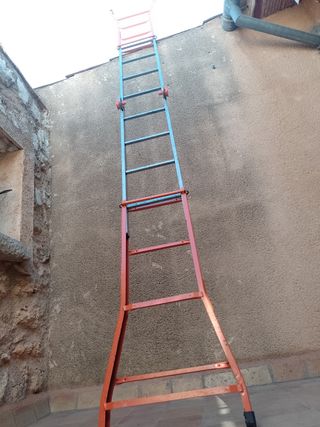 Escalera plegable naranja