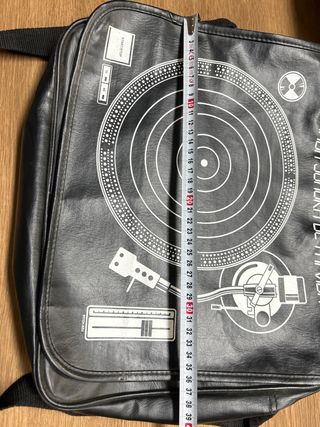 Bandolera negra con diseño de tocadiscos