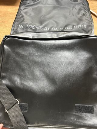Bandolera negra con diseño de tocadiscos
