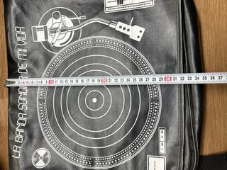Bandolera negra con diseño de tocadiscos